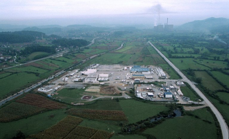 Luftfoto av Tuzla Air Base, Blue Factory og feltsykehuset